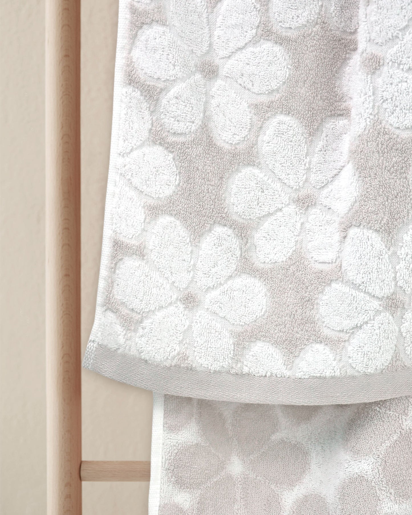 Jacquotha Soft Bath Towels 2 Pack, Super Absorbent Shower Towels 27.5x55 Inches, Cute Floral Jacquard Bathroom Set, Cotton